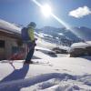 Skifahren im Tiefschnee bei Sonnenschein Skifaren im Tiefschnee
